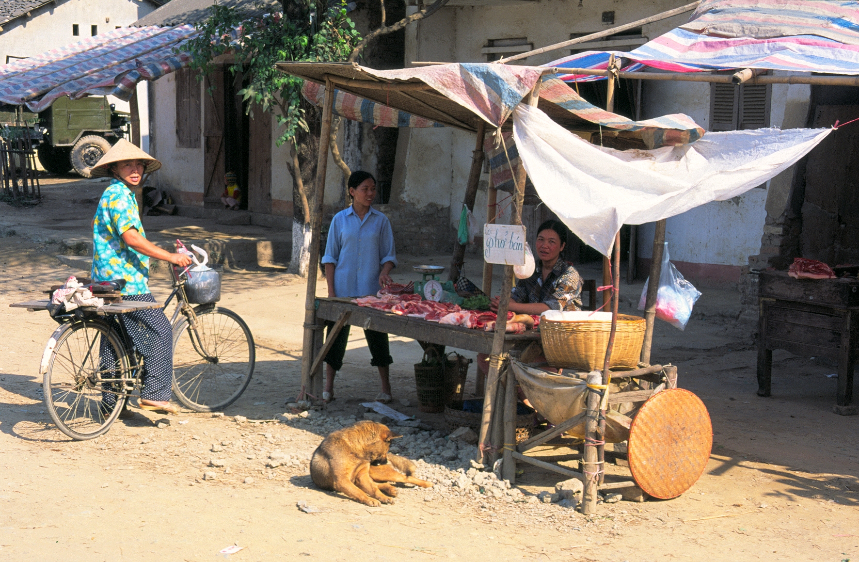 Een man op een fiets in Vietnam.