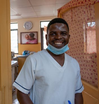 Een arts met een mondkapje in een ziekenhuis in Malawi.