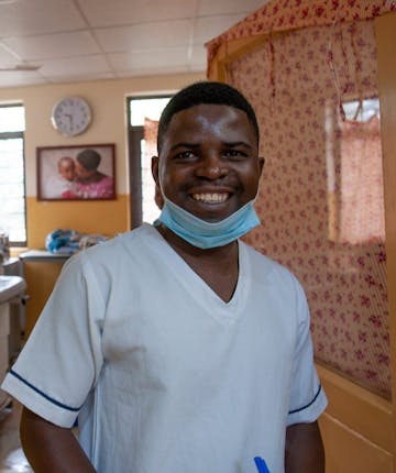 Een arts met een mondkapje in een ziekenhuis in Malawi.