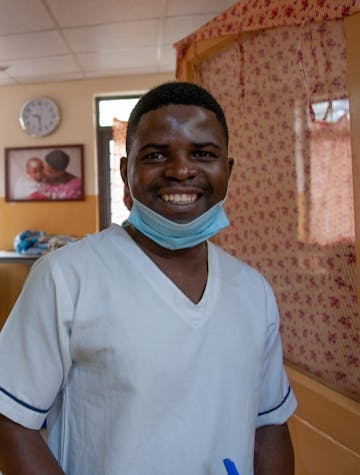 Een arts met een mondkapje in een ziekenhuis in Malawi.