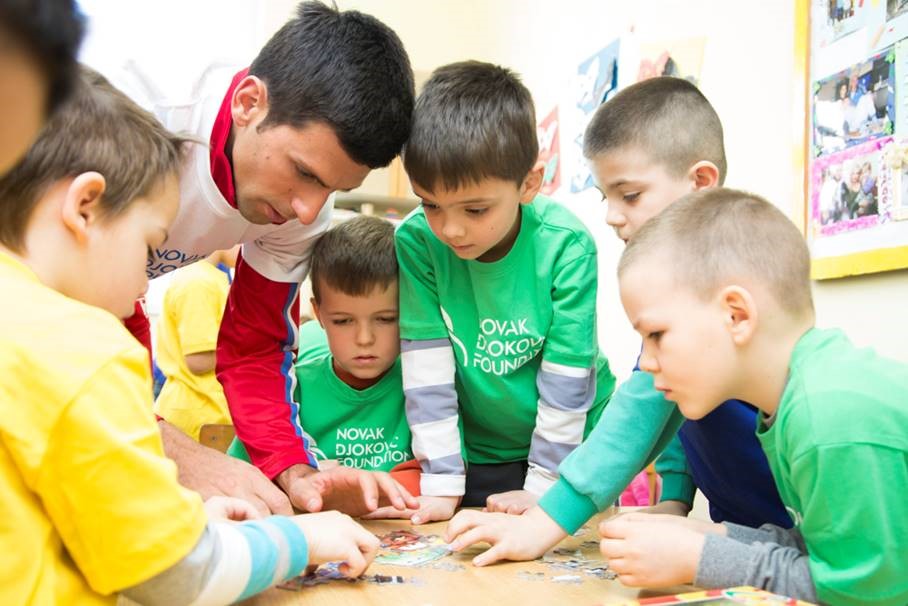 Tenniser Djokovic geeft les aan kinderen in Servië.