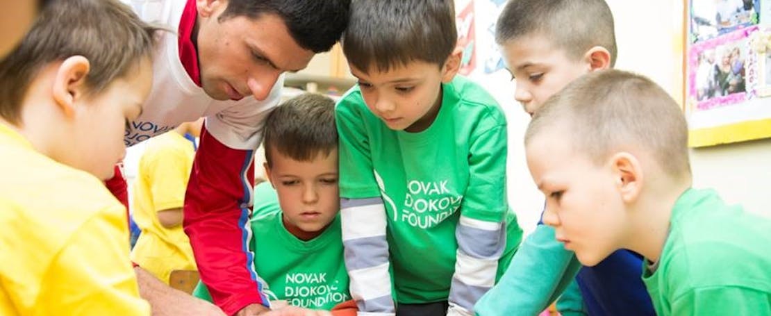 Tenniser Djokovic geeft les aan kinderen in Servië.
