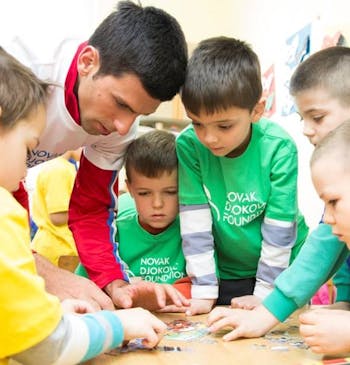 Tenniser Djokovic geeft les aan kinderen in Servië.