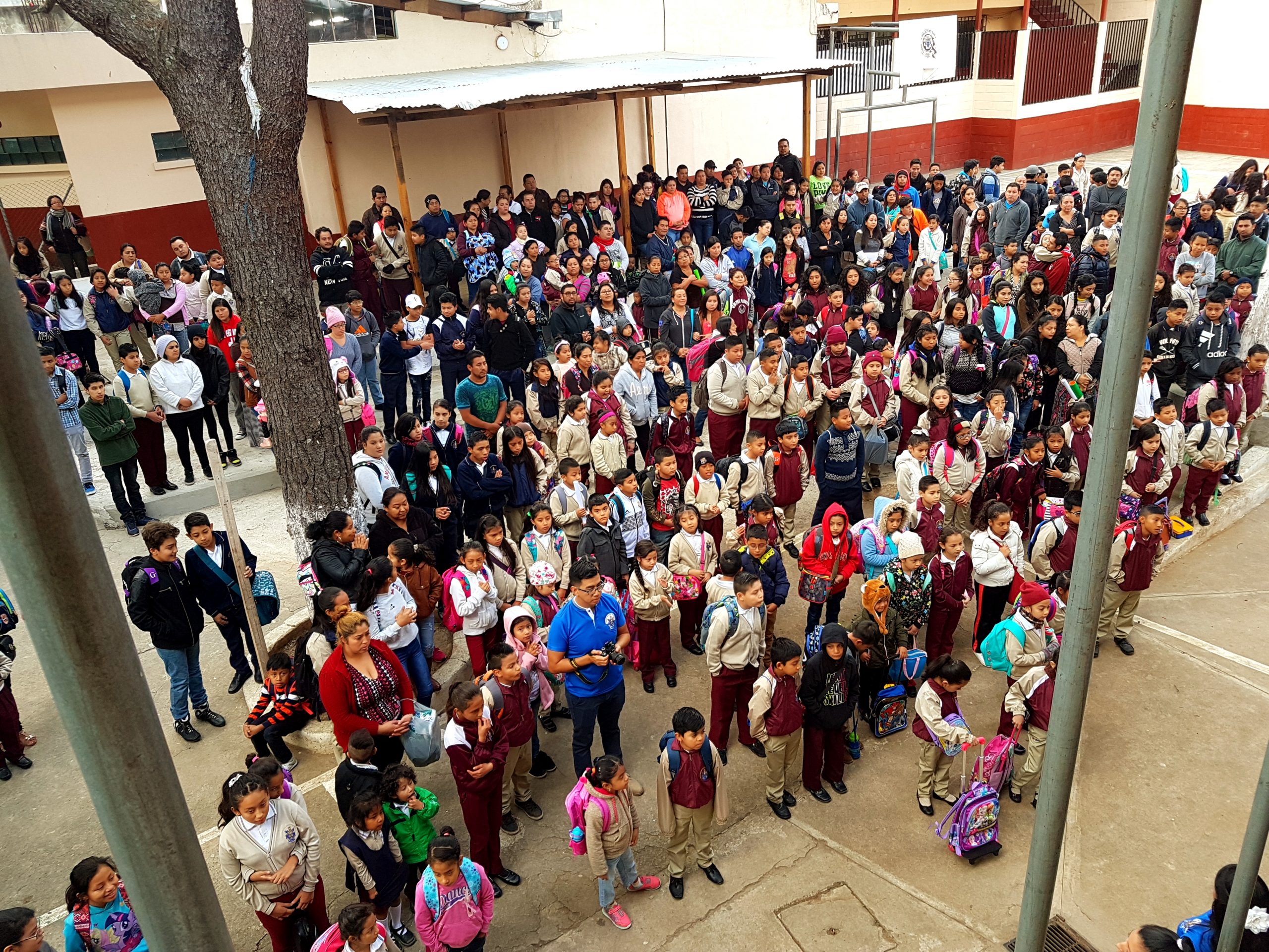 Eerste schooldag op het schoolpein in Sacoj, Guatemala..