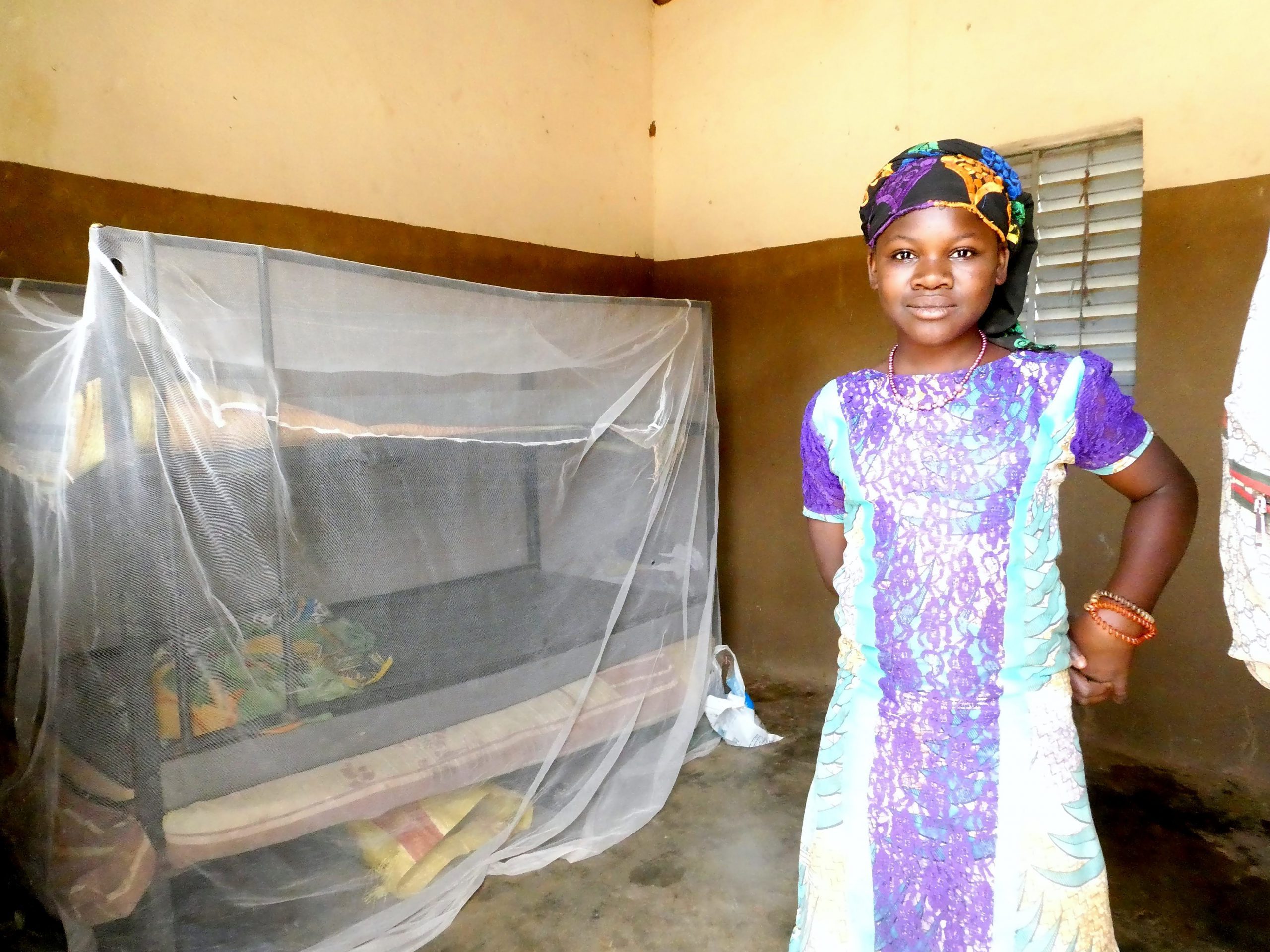 Een meisje in de slaapkamer van een opvang in Burkina Faso.