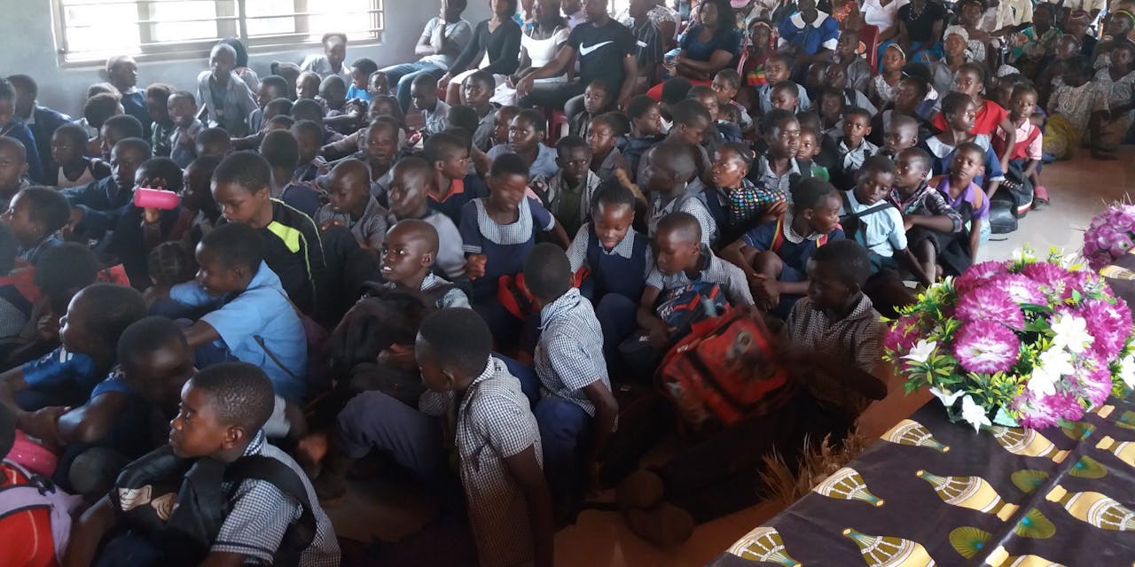Shimabala school Zambia De aula van de basisschool in Shimbala, Zambia, vol kinderen. Extra klaslokalen zijn nodig!