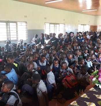 De aula van de basisschool in Shimbala, Zambia, vol kinderen. Extra klaslokalen zijn nodig!