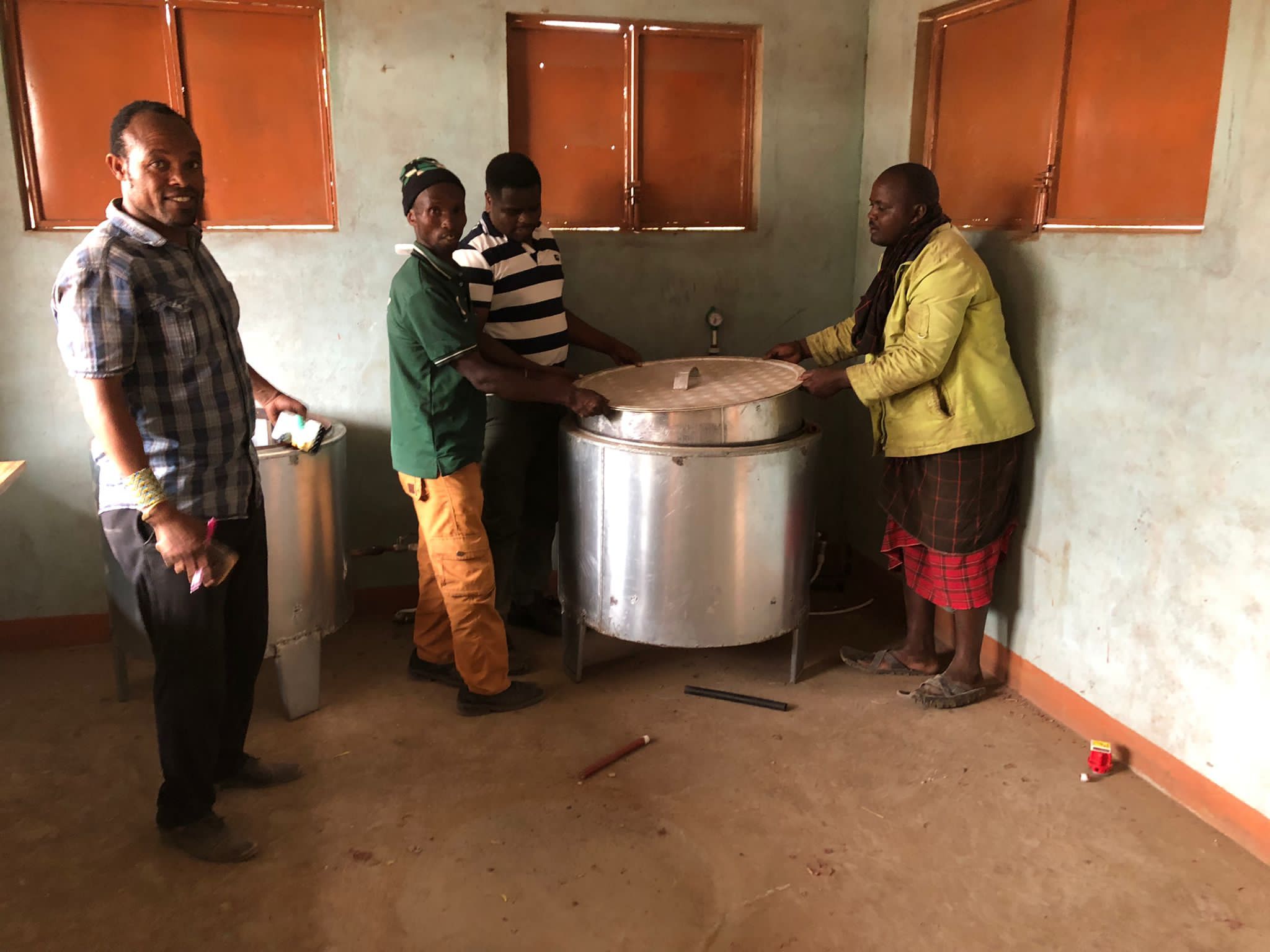 Mensen voor biogas tank