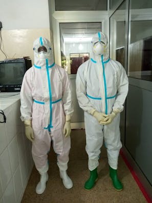 2 ziekenhuismedewerkers in beschermende kleding.