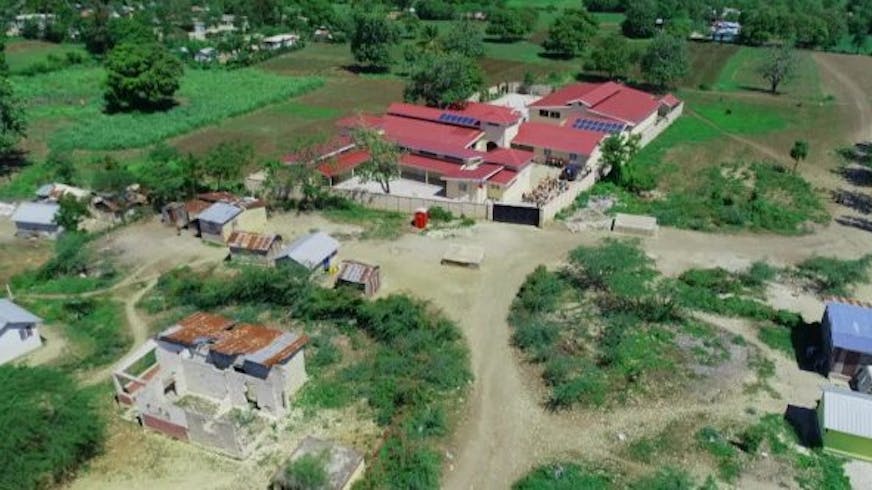 Een school in Haiti van bovenaf.