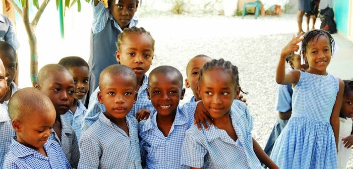 Negen schoolkinderen in uniform in Haïti.