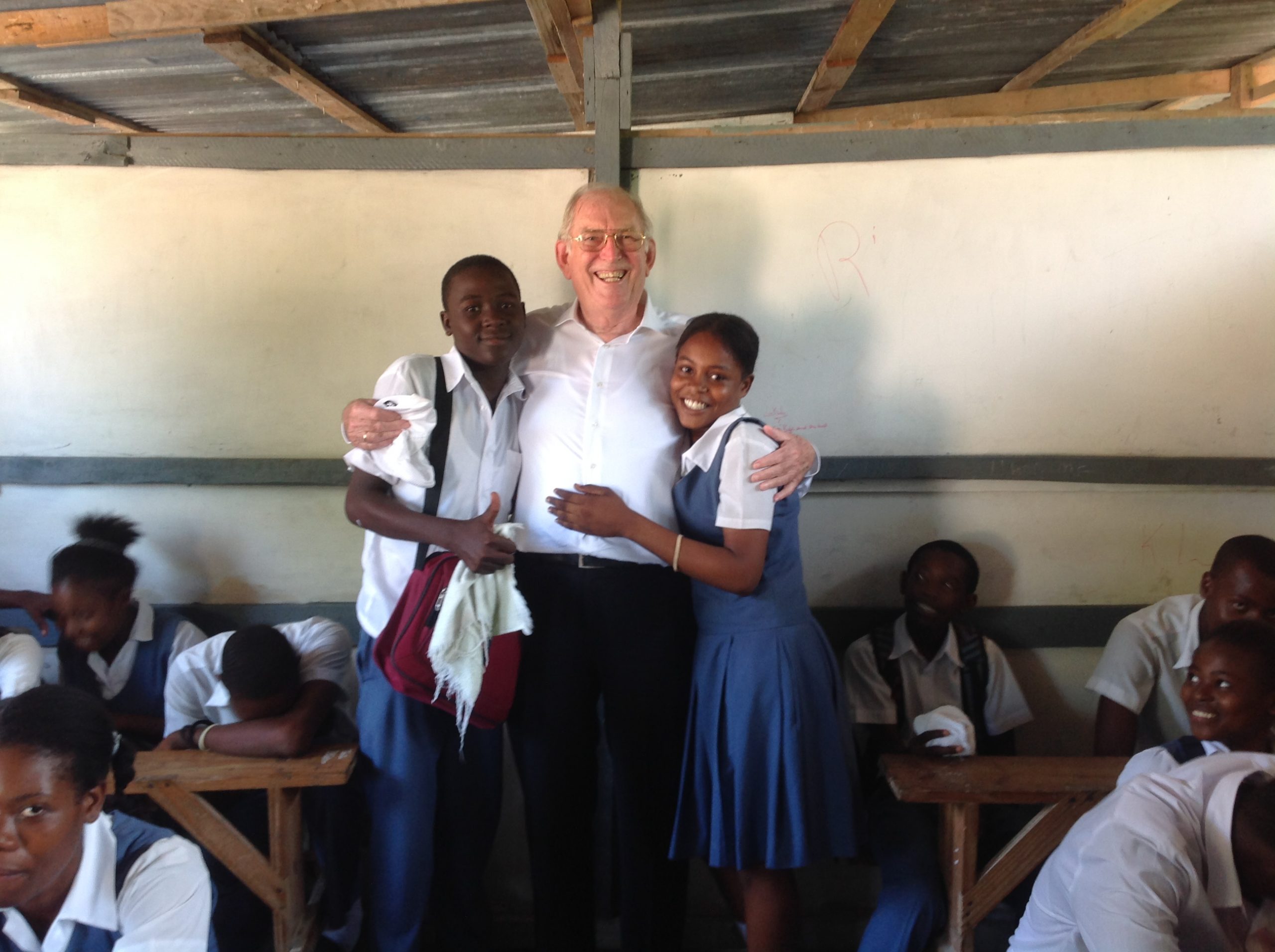 Jan Prins met twee studenten.