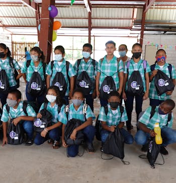 Een groepsfoto van een klas scholieren in Suriname.