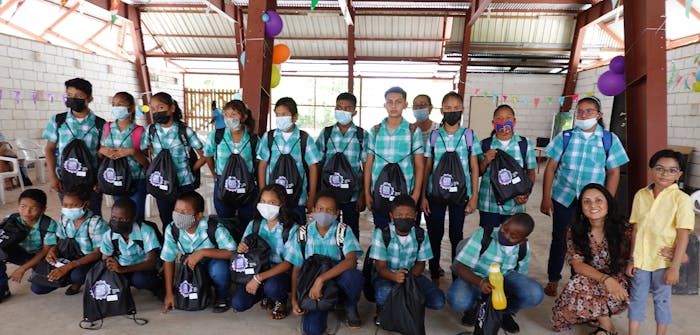Een groepsfoto van een klas scholieren in Suriname.