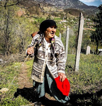 Een oude vrouw met wandelstok in Srebrenica.