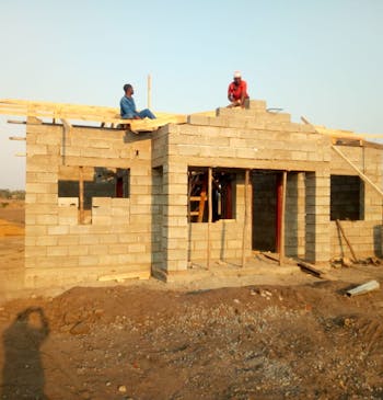 Een school in aanbouw in Malawi.