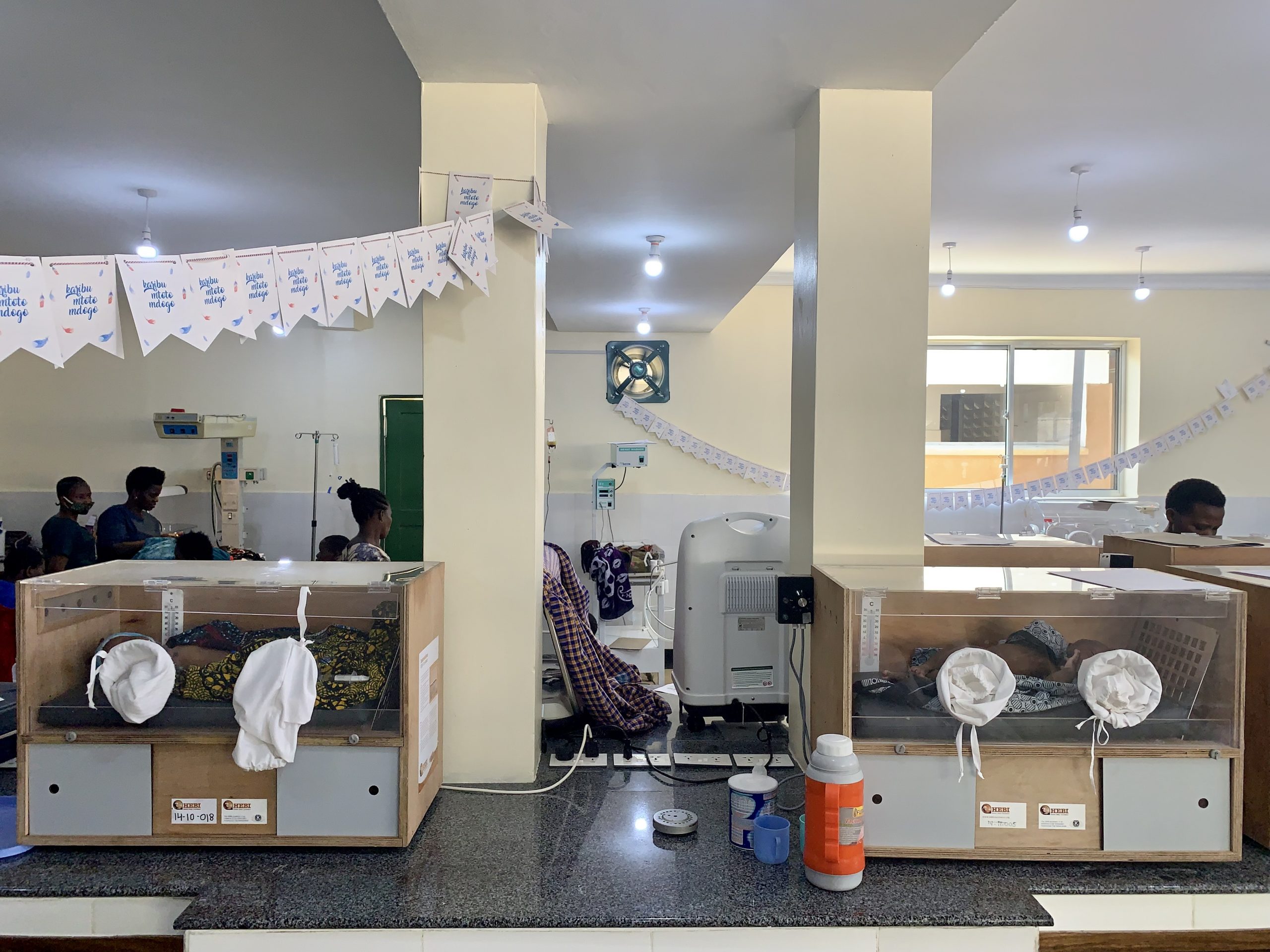 Twee couveuse's op de nieuwe afdeling.