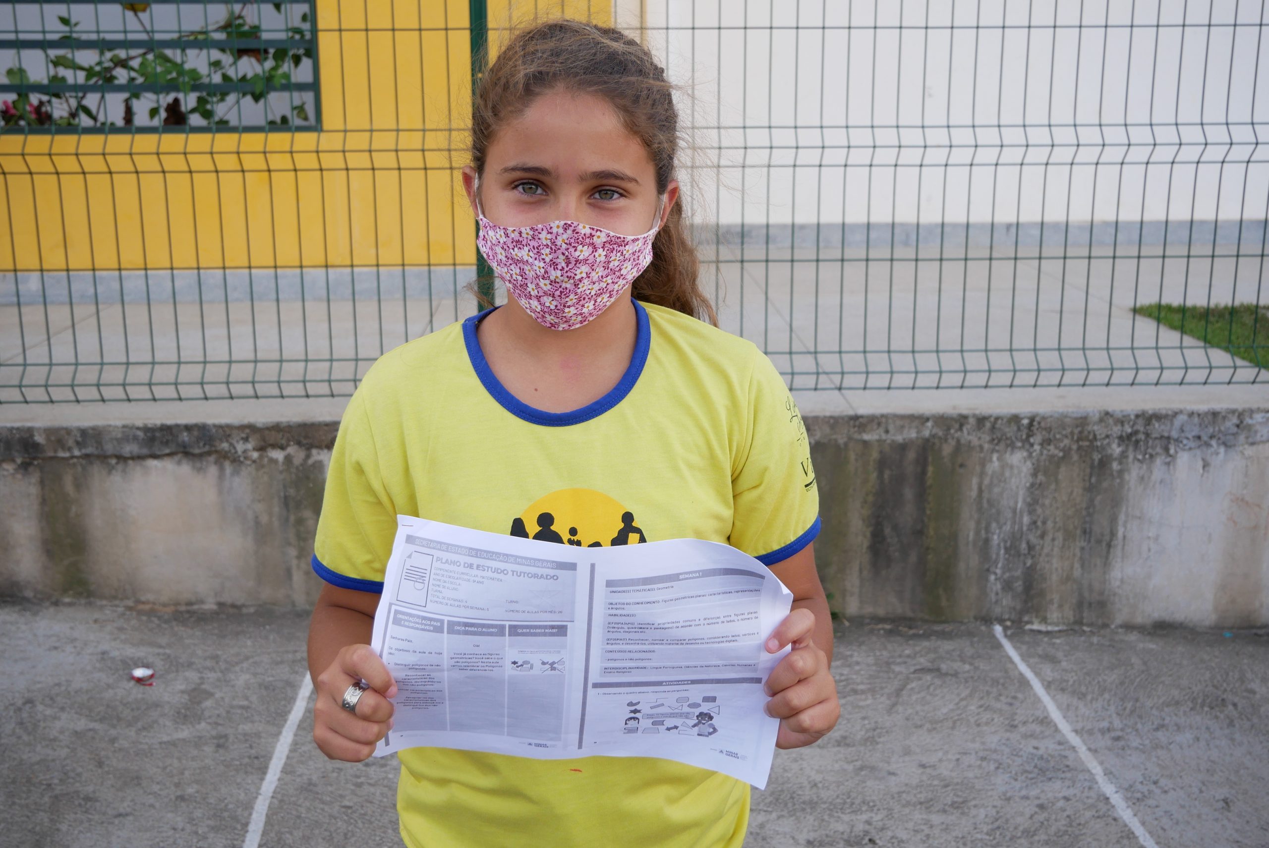 Een meisje in Brazilië toont haar diploma.