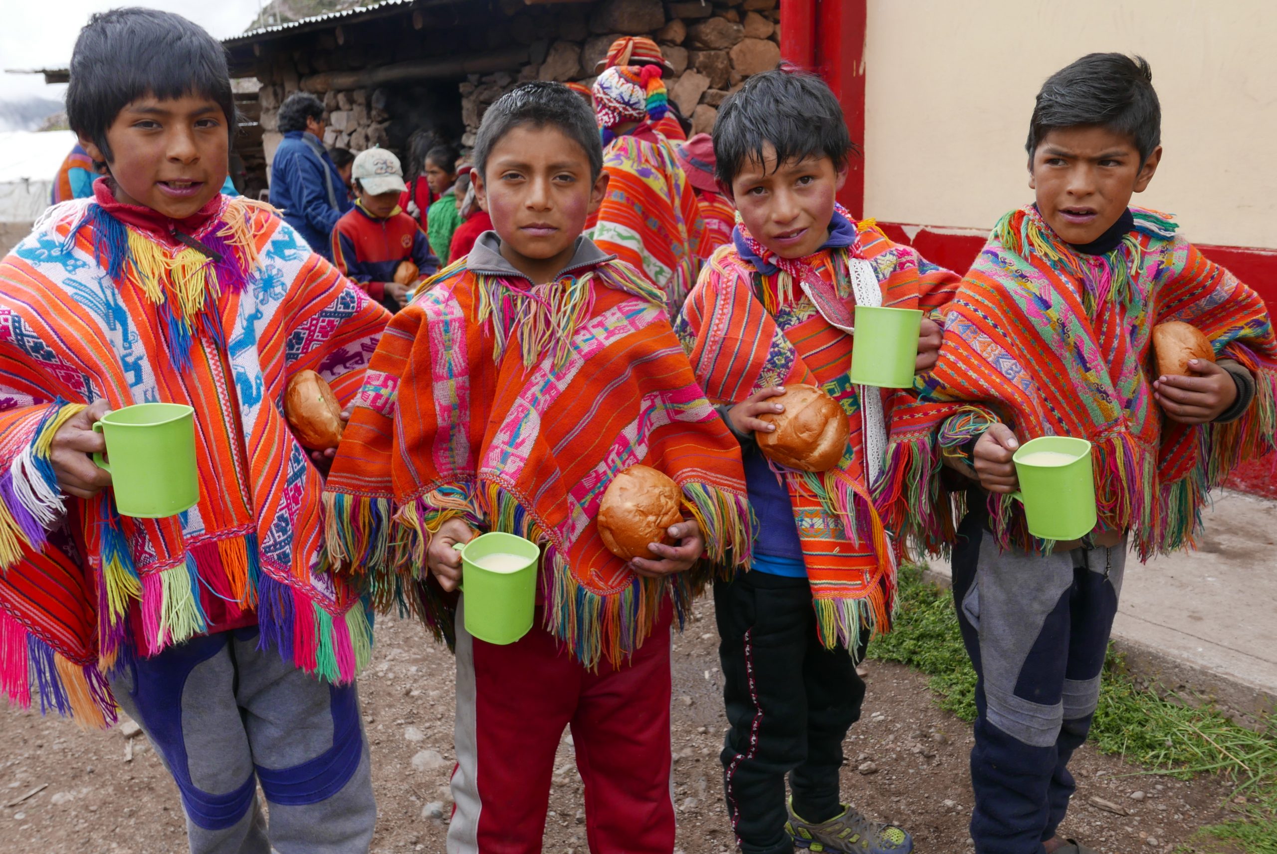 3 kinderen met traditionele kleding in Peru.