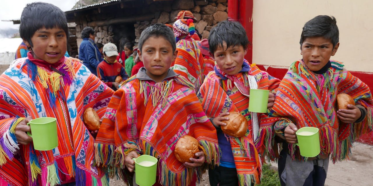 3 kinderen met traditionele kleding in Peru.