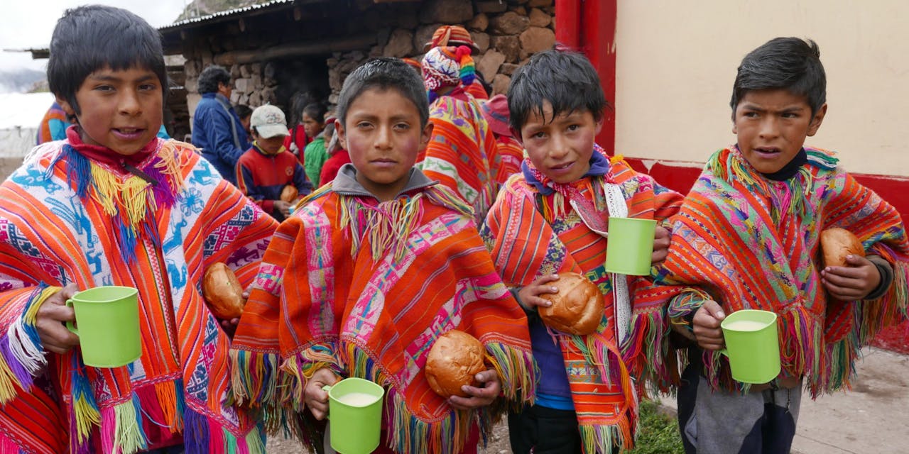Kinderen Peru 3 kinderen met traditionele kleding in Peru.
