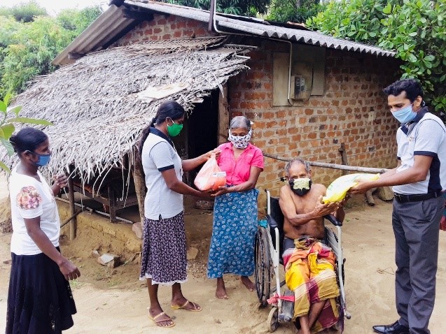 Een groep mensen met mondkapjes in Sri Lanka.