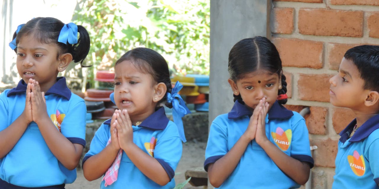 Vier meisjes op school in Sri Lanka.