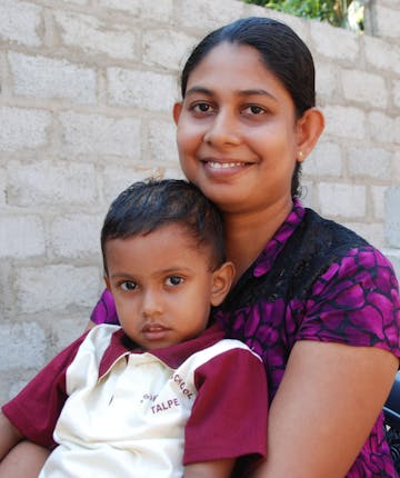 Een moeder met haar kind in Sri Lanka.