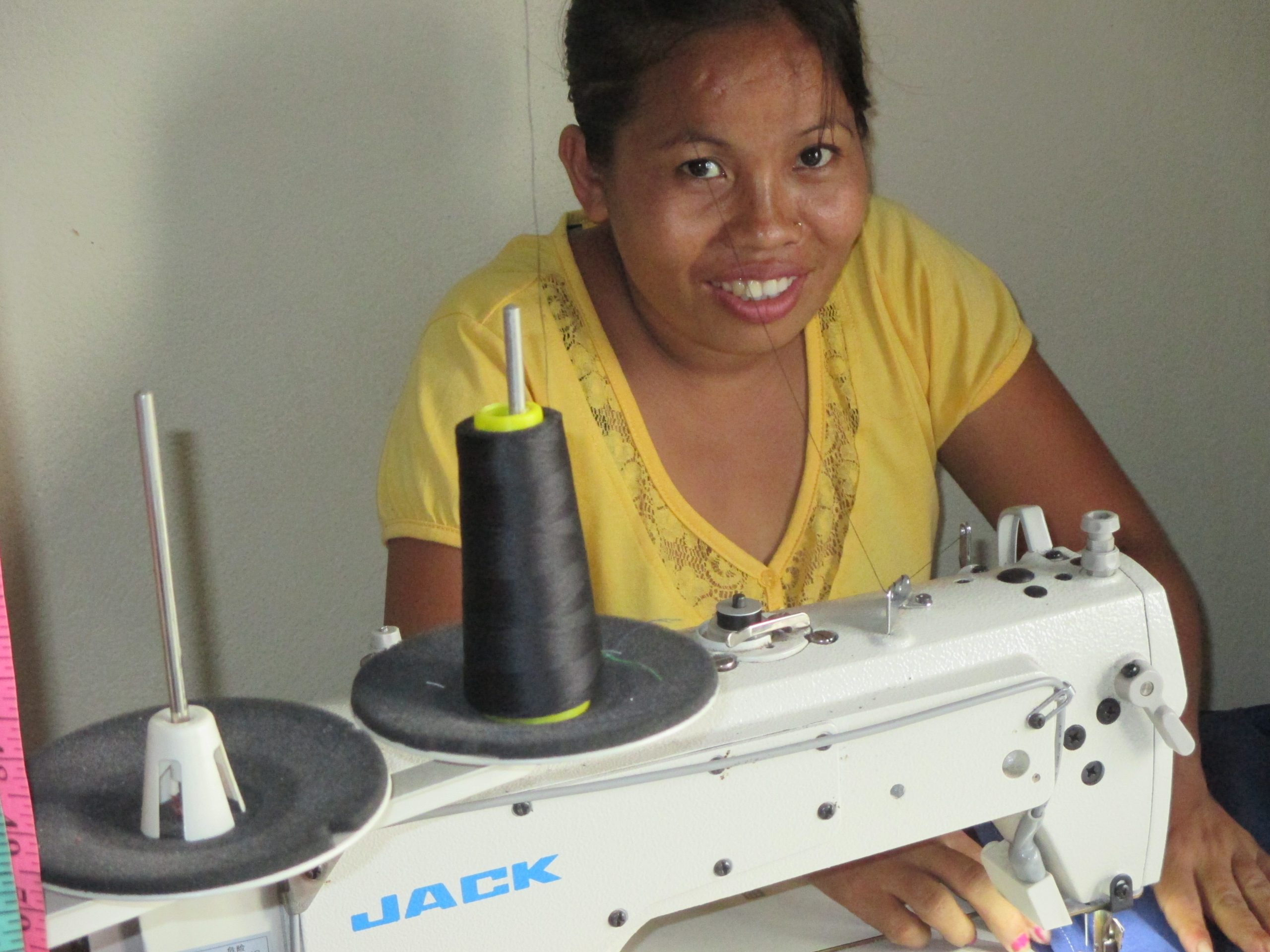 Een vrouw in een naaiatelier in Nepal.