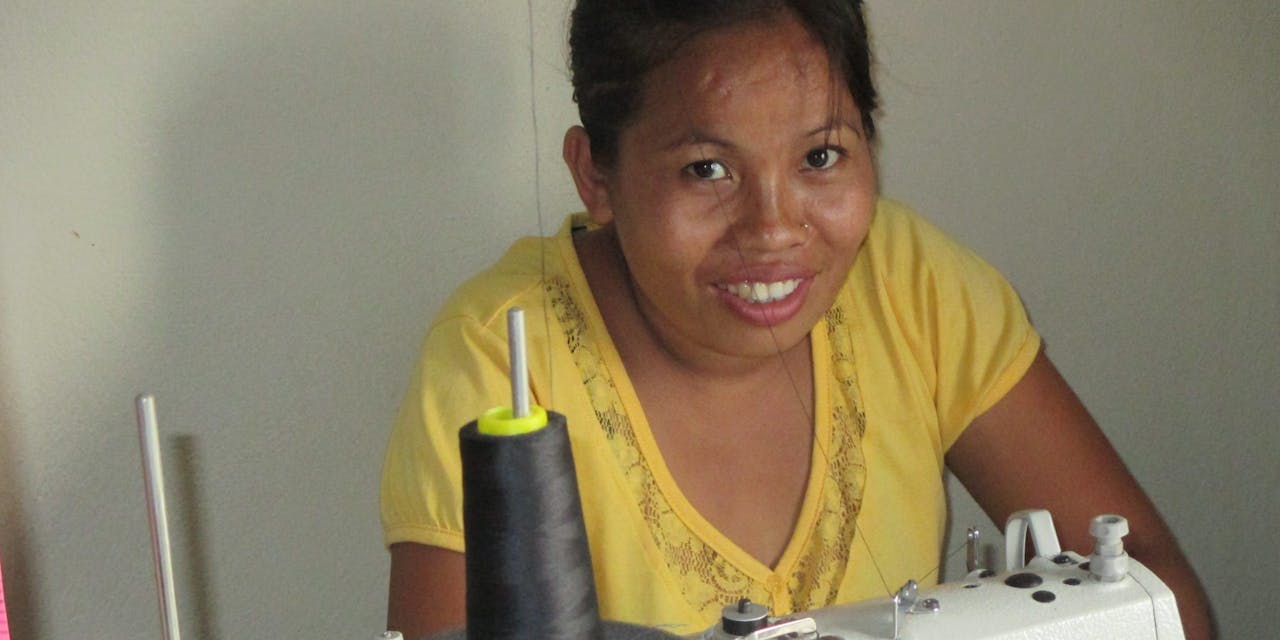 Een vrouw in een naaiatelier in Nepal.