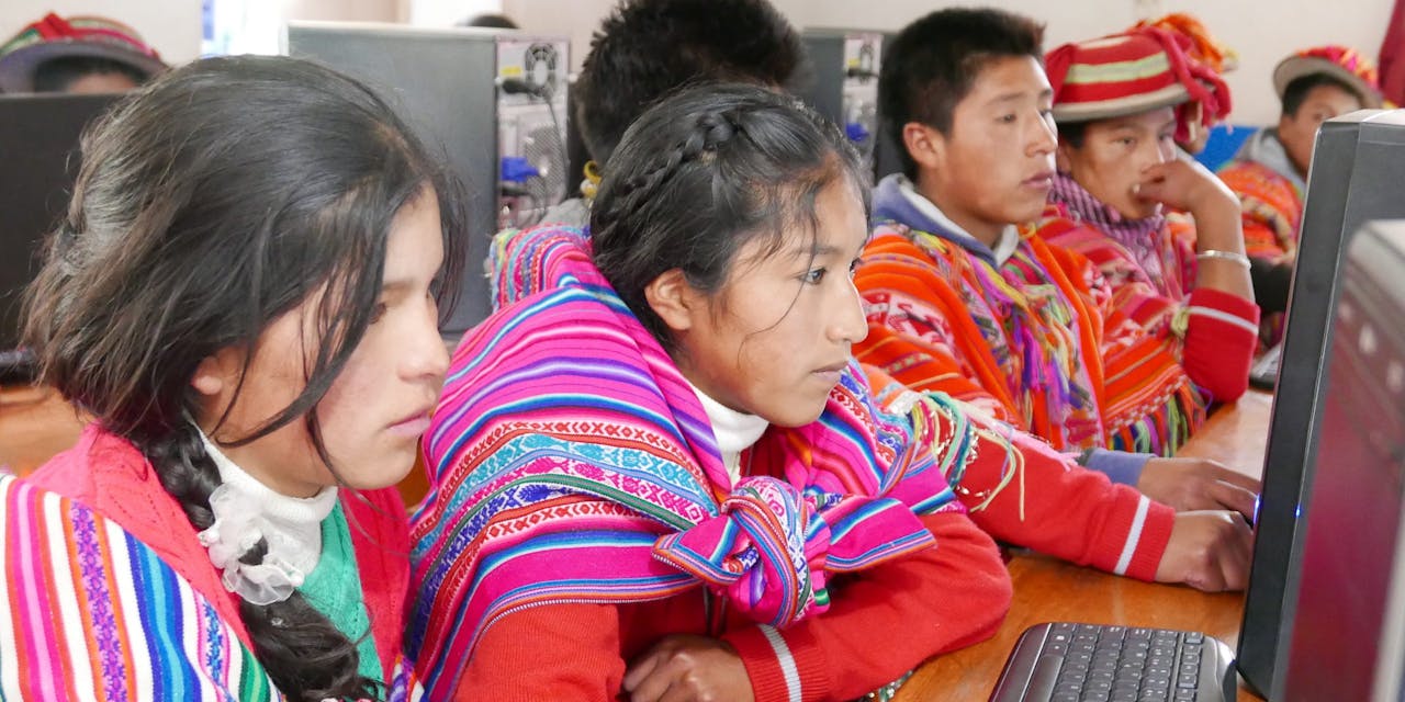 Kinderen in Peru krijgen computerles