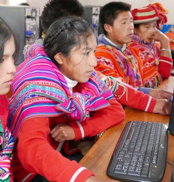 Kinderen in Peru krijgen computerles