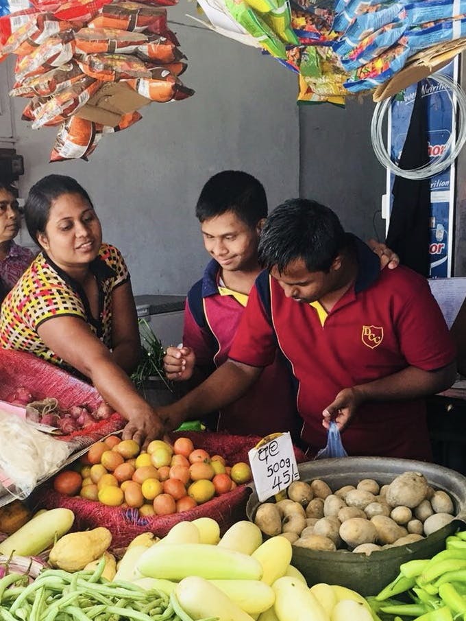 Gehandicapte kinderen in Sri Lanka doen boodschappen.