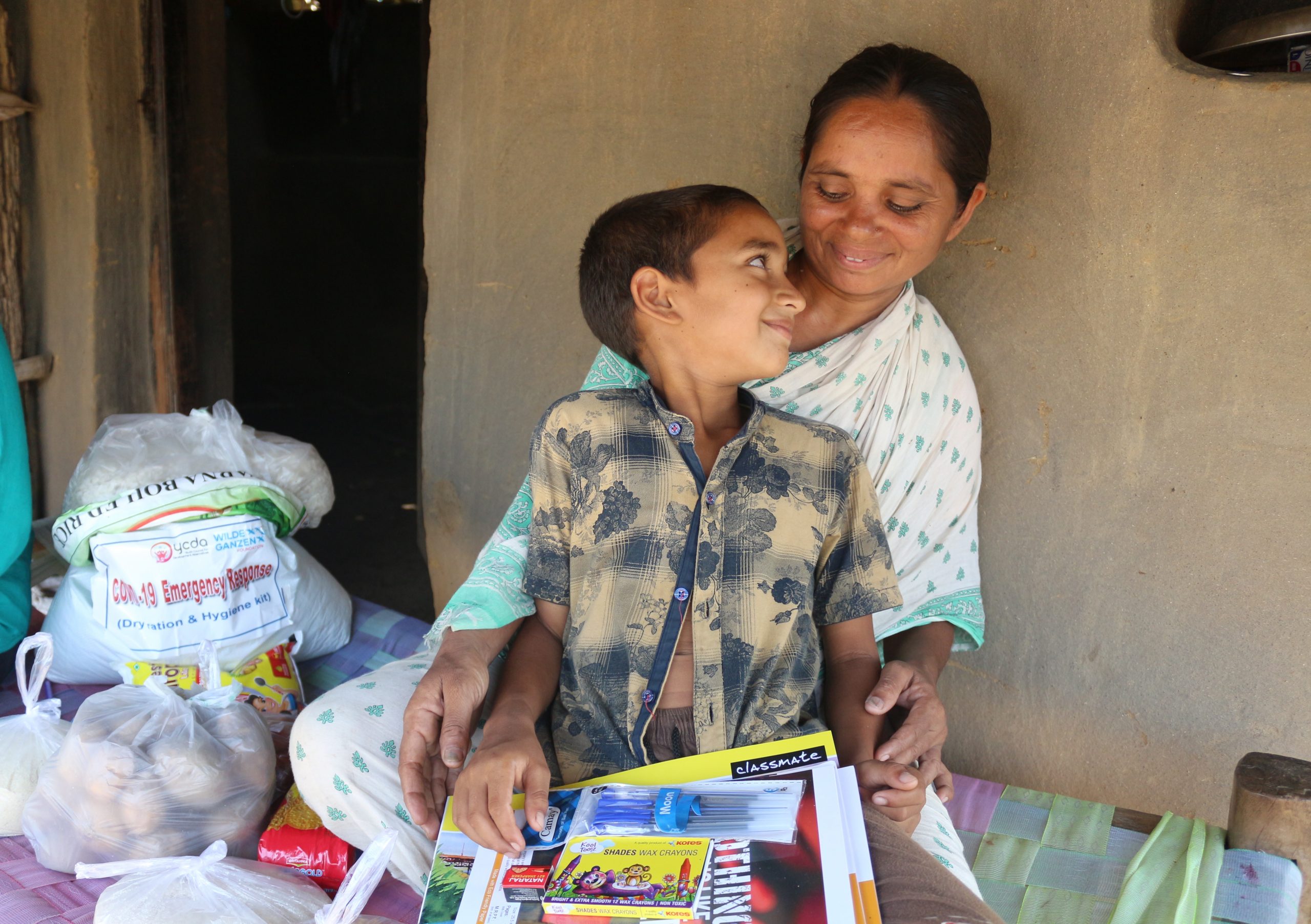Moeder en zoon hebben toegang tot hygiene en gezonde maaltijden.