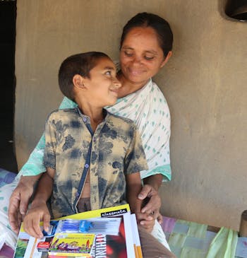 Moeder en zoon hebben toegang tot hygiene en gezonde maaltijden.