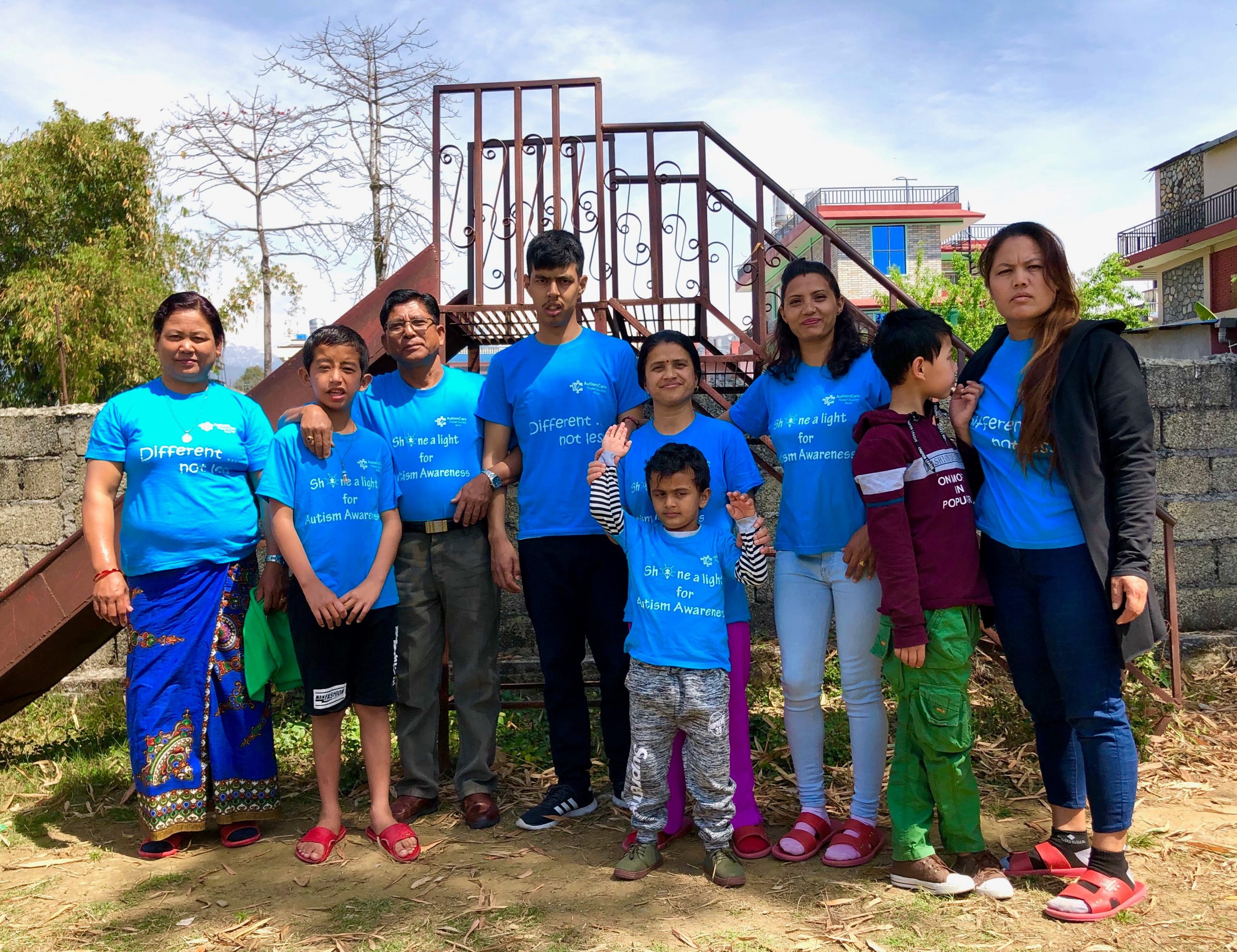Een groepsfoto van medewerkers van de autismekliniek in Nepal.