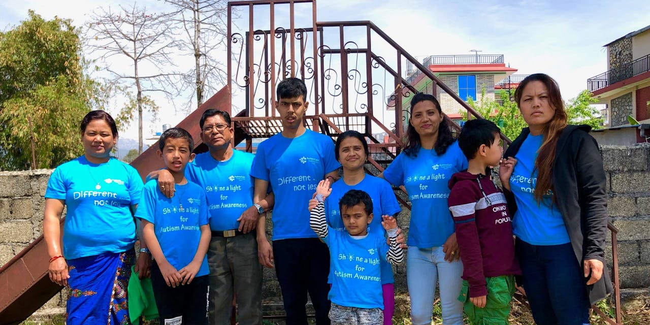 Een groepsfoto van medewerkers van de autismekliniek in Nepal.
