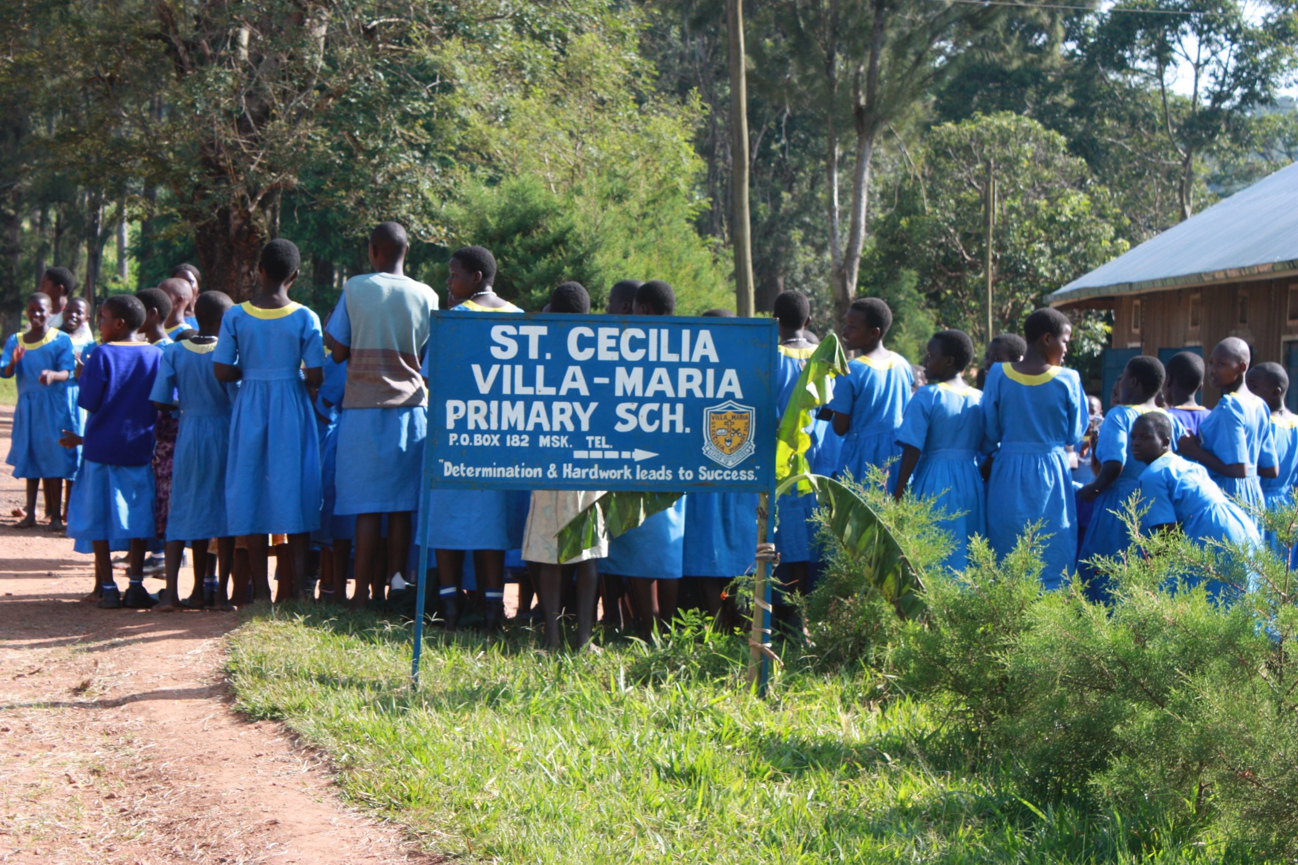 Kinderen staan in de rij voor hun basisschool in Oeganda