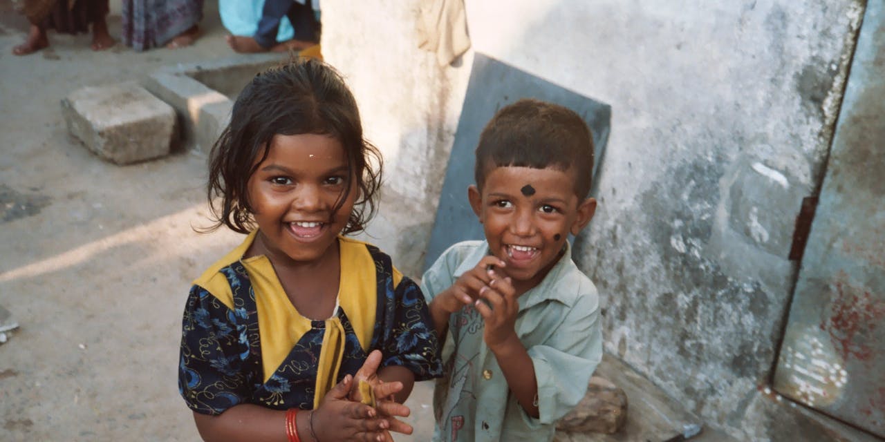 Twee kleine kinderen in een sloppenwijk in India.
