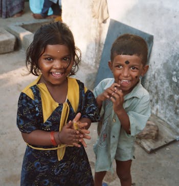 Twee kleine kinderen in een sloppenwijk in India.