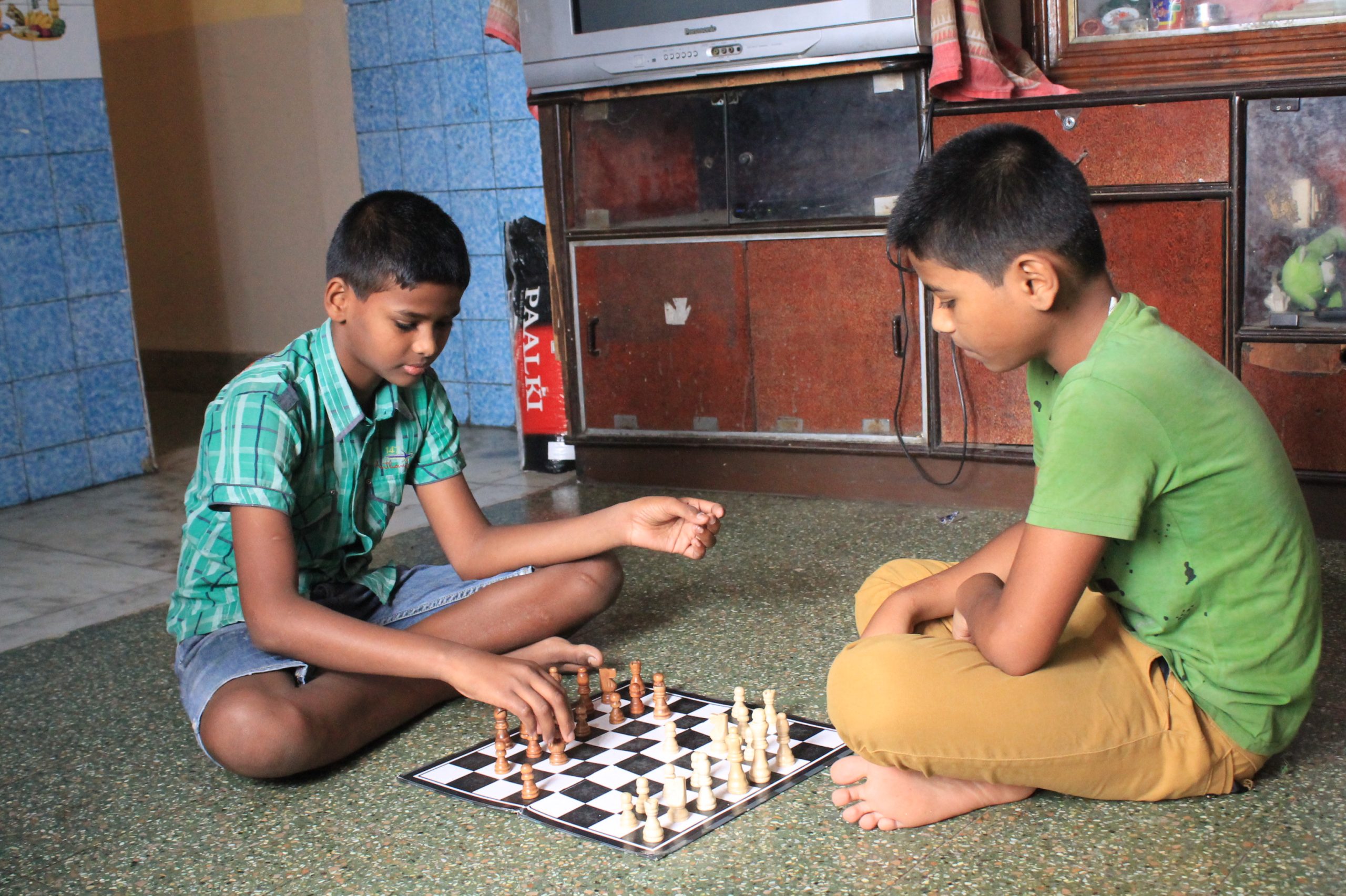 Twee jongetjes aan het schaken in India.