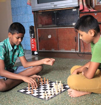 Twee jongetjes aan het schaken in India.