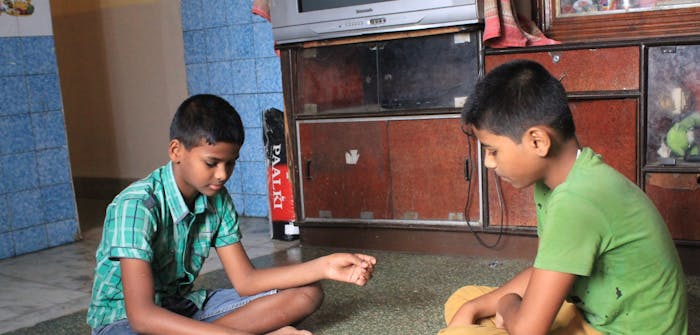 Twee jongetjes aan het schaken in India.