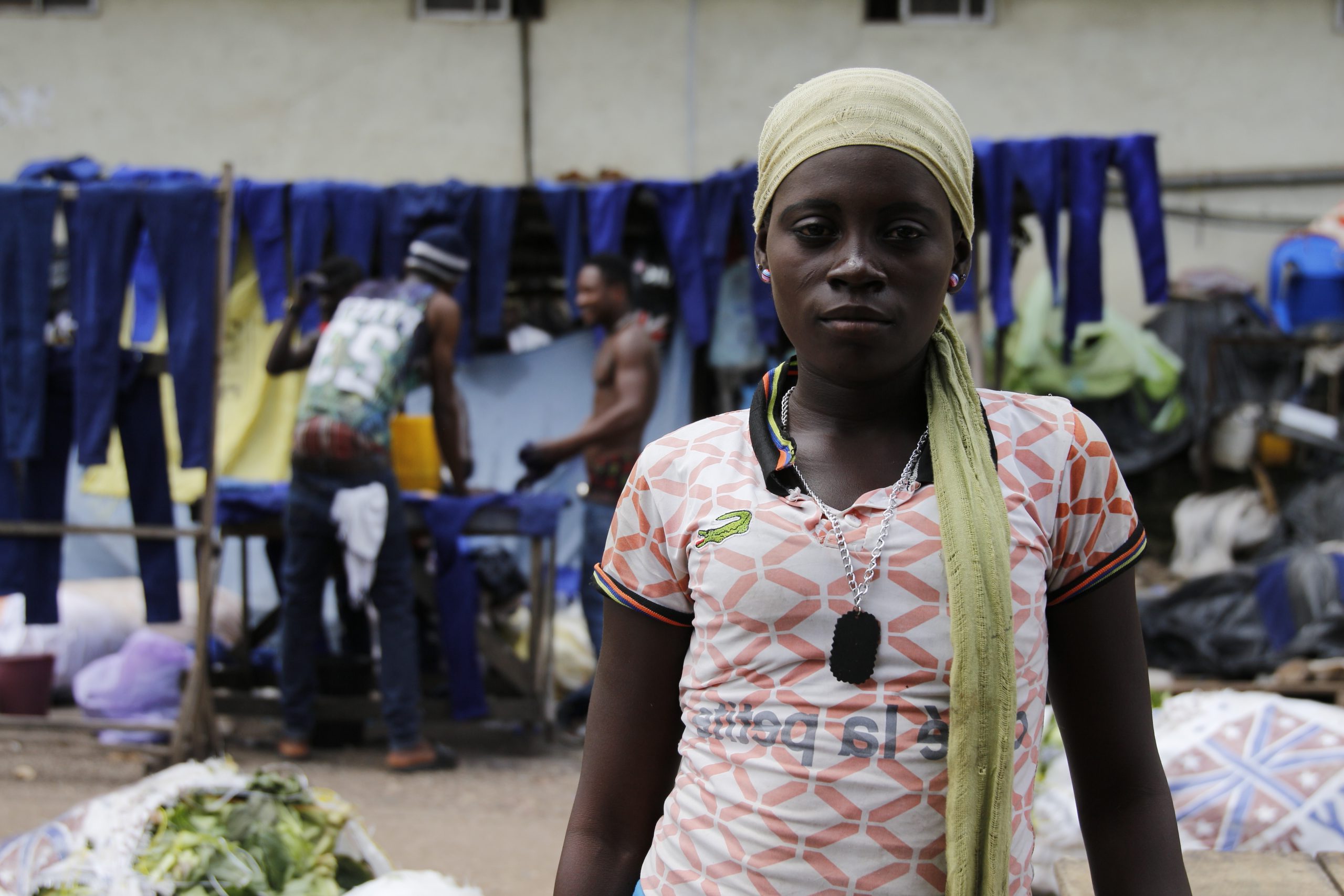 Een meisje op straat in Ghana.
