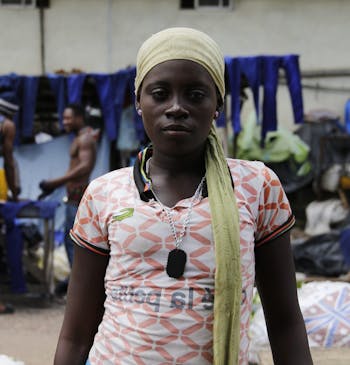 Een meisje op straat in Ghana.
