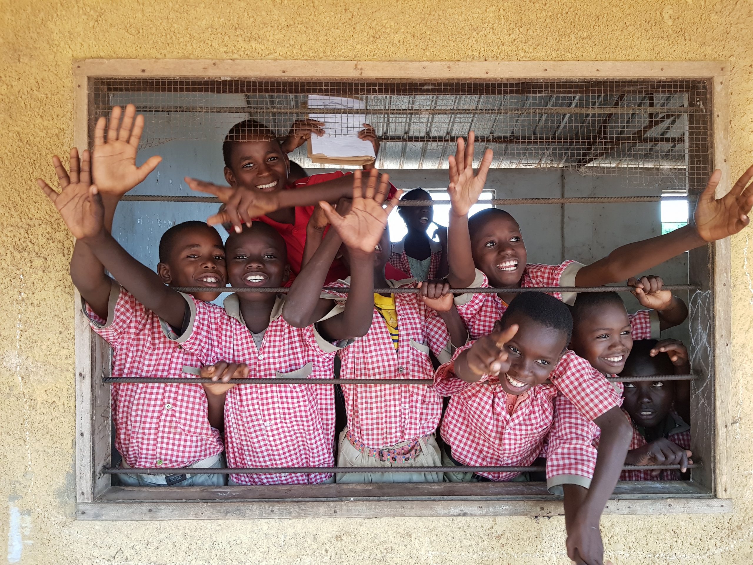 Een groep schoolkinderen met roze schooluniformen in Gambia.