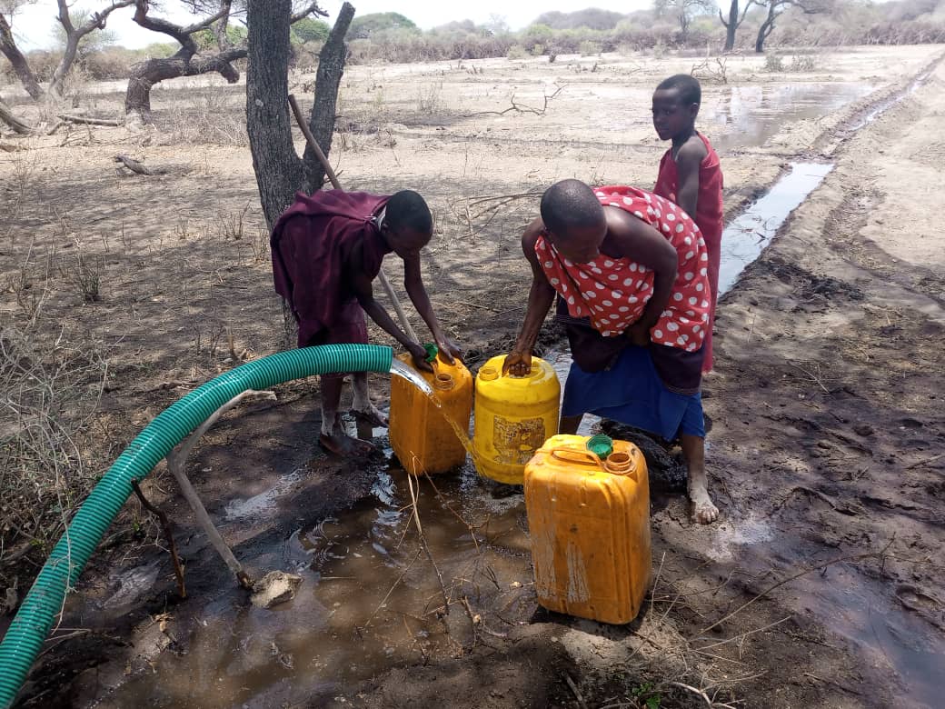 Mensen met jerrycans water