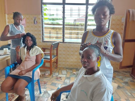 Een opleiding tot kapper in Ghana.