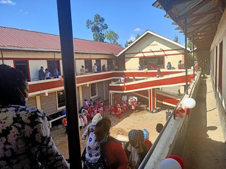De opening van een nieuwe school in Kenia.