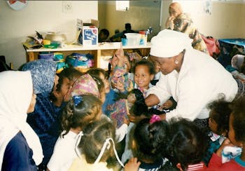 Een vrouw geeft kinderen les op een school in Zuid Afrika